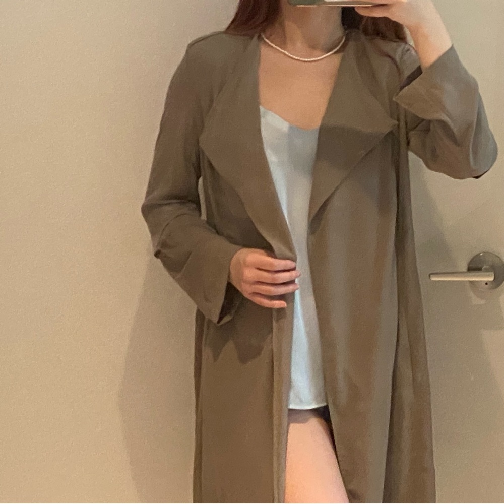 Babaton Aritzia lightweight trench coat